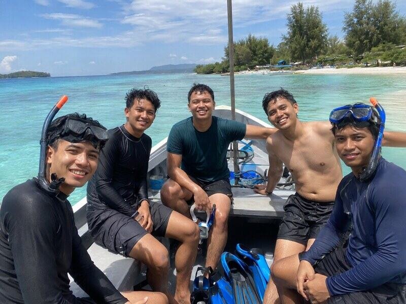 Bagas dan Teman teman di boat Snorkeling gili