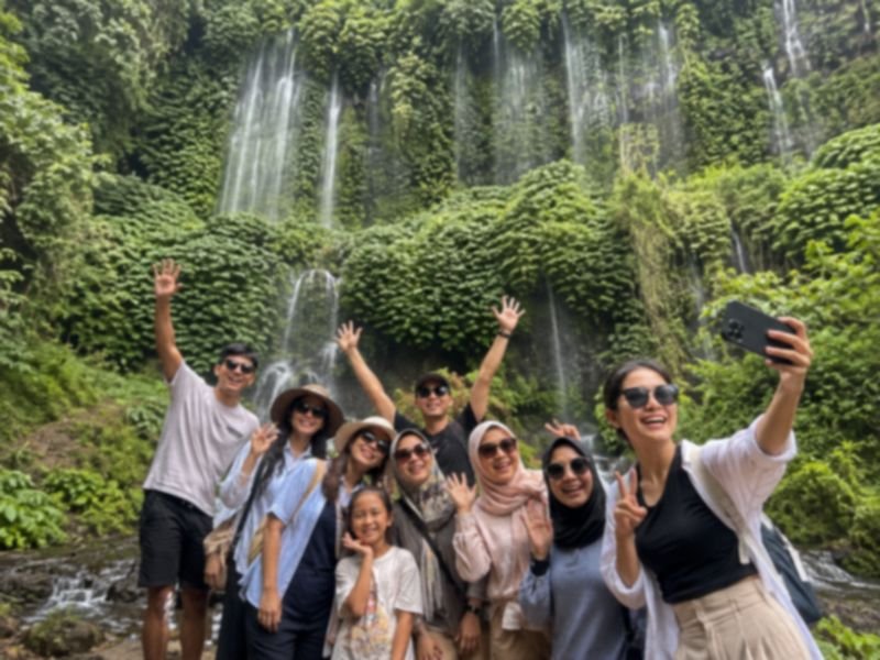Diah dan rombongan di Air terjun Benang Kelambu