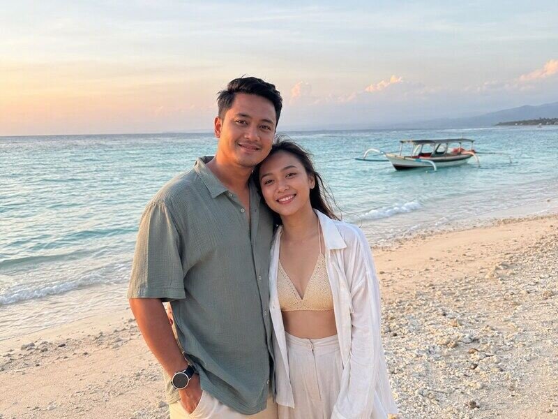 Ilham dan Citra menikmati keindahan pantai gili T