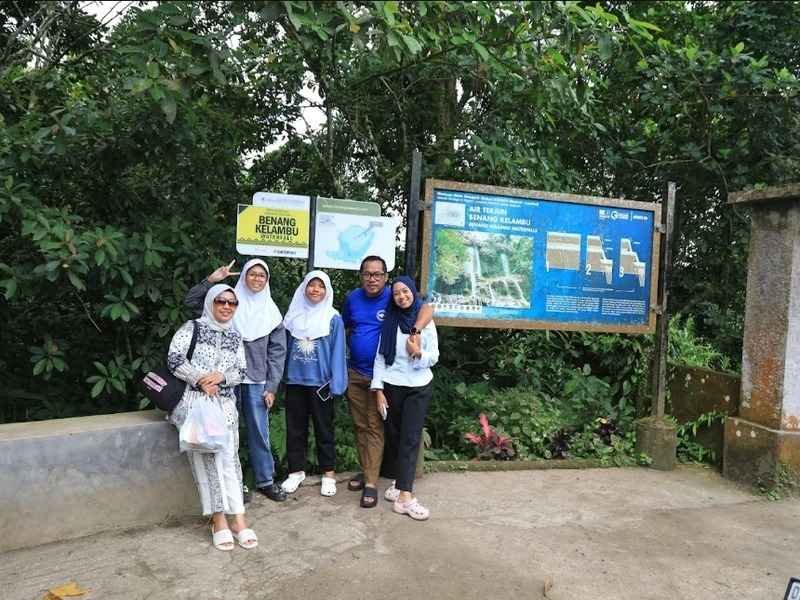 Liburan keluarga di air terjun benang kelambu