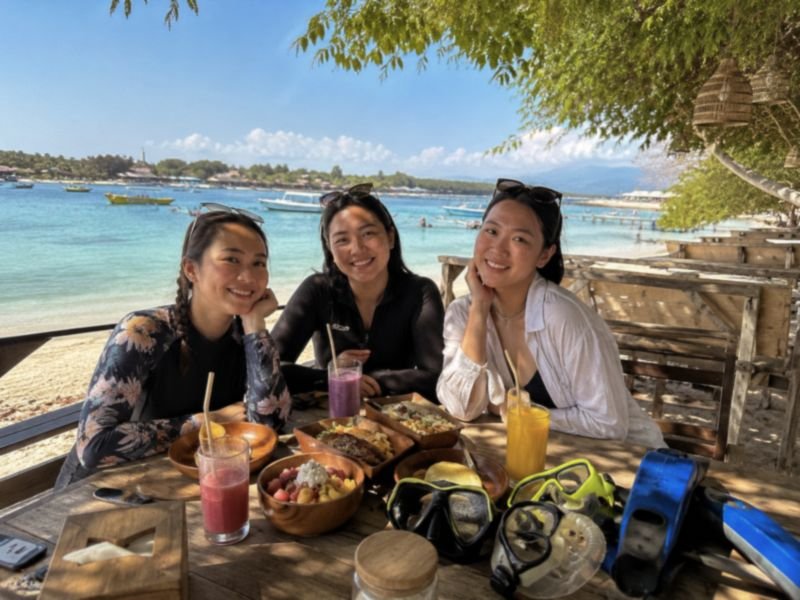 Melinda dan teman teman di Gili Trawangan