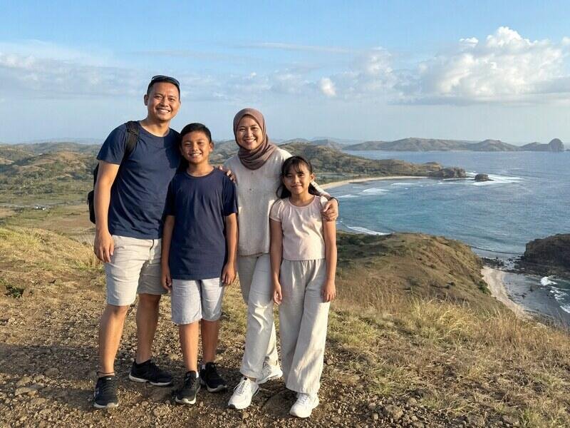 Pak Hendra dan Keluarga di Wisata Bukit Merese