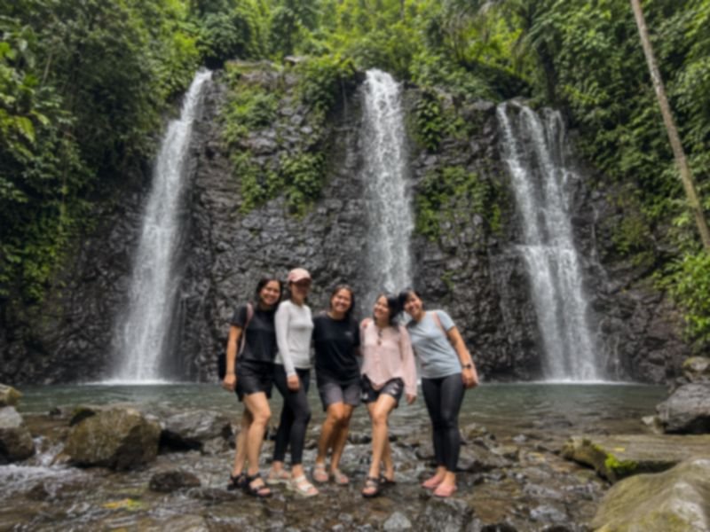 Rani dan teman wisata di Air Terjun Benang Stokel