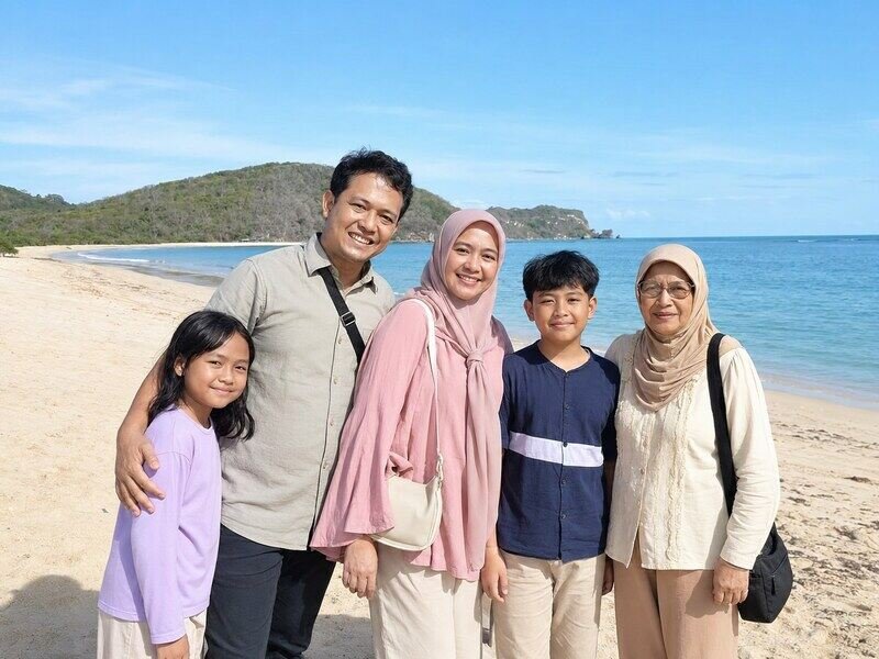 Ratih dan keluarga di Pantai Kuta Mandalika