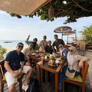 review Fajar & Rombongan saat liburan di lombok