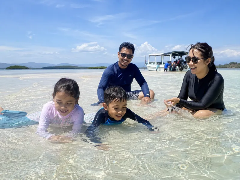 Bermain air di Gili Pasir