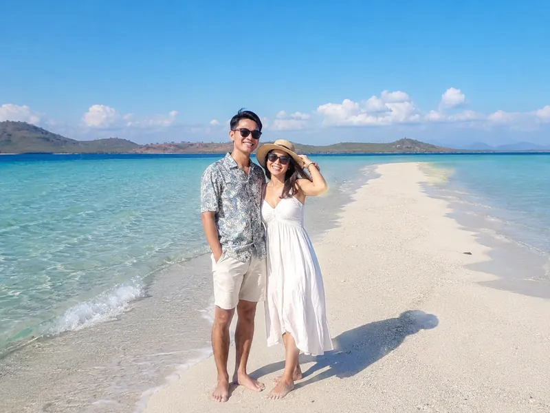 pasangan ceria di pantai Gili Kapal