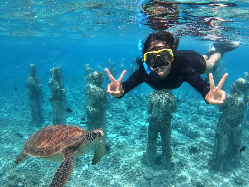 putri amelia underwater statue gili trawangan